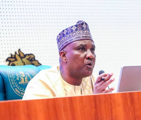 Speaker addressing and gesturing